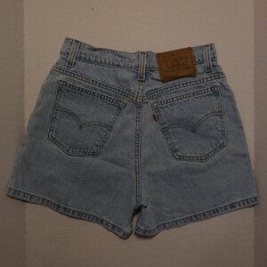VINTAGE HIGH WAISTED LEVI SHORTS